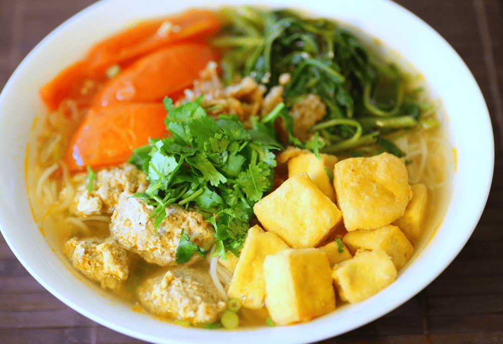 Enjoy vegan Bun Rieu; you will feel the wonderful blend of sour, sweet, and slightly spicy taste (Source: Canva)